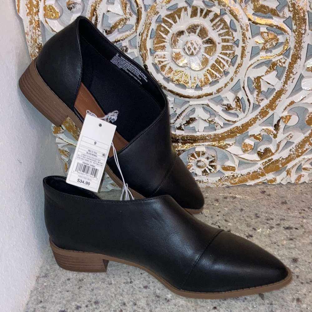 Women’s size 9 Universal Thread Cut Out Booties